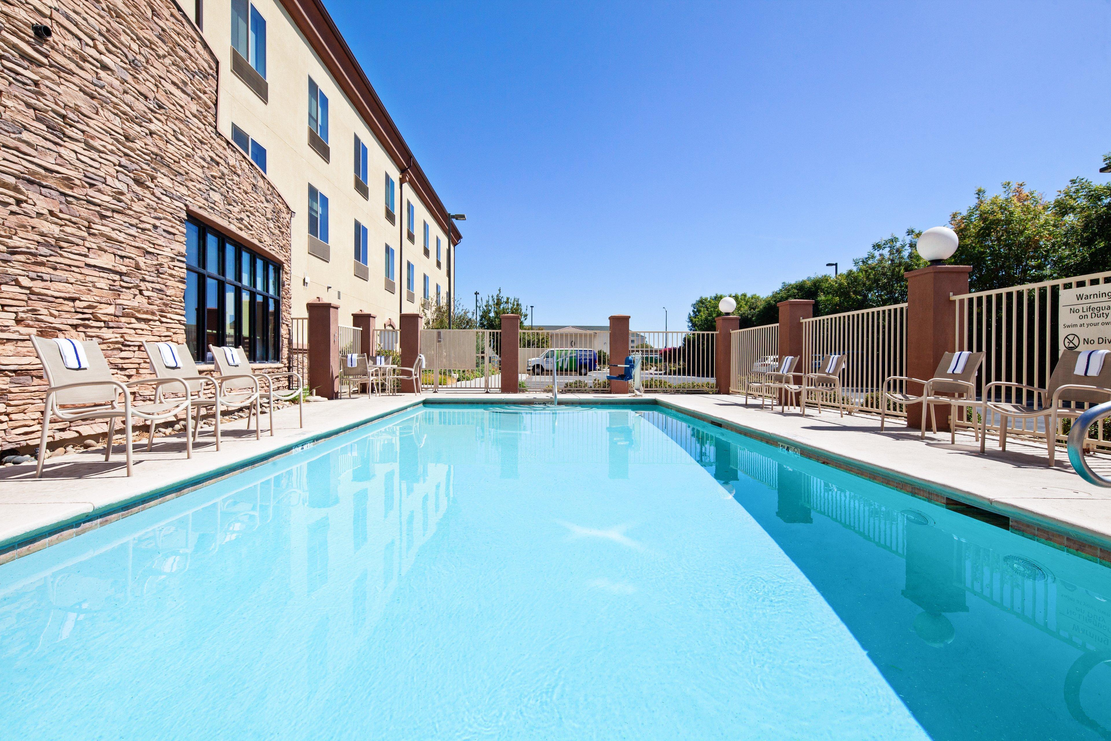 Holiday Inn Express & Suites Clovis Fresno Area By Ihg Exterior foto